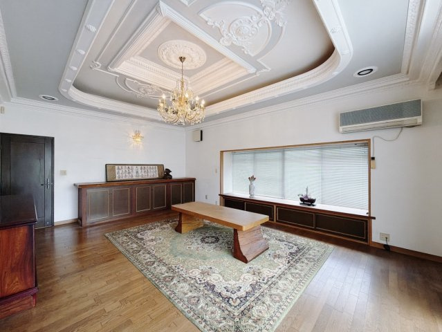 【中古戸建】深谷市上柴町東7丁目の洋室|■洋室｜日当たりの良い南向きの洋室は、シャンデリアの美しさをより一層引き立てます。一日中家に居ても飽きることなく過ごすことができる素敵な空間です♪