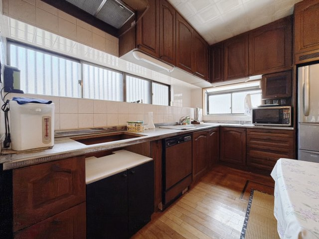 【中古戸建】深谷市上柴町東7丁目のキッチン|■キッチン｜大きなお鍋や調理用具のも出し入れラクラクな収納がたっぷり！毎日使う場所だからこそ、無理のない姿勢で作業できるのは嬉しいポイントですね(*＾＾*)♪