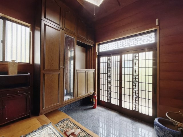 【中古戸建】深谷市上柴町東7丁目の玄関|■玄関｜収納豊富な玄関♪全身ミラー付き収納もあり、お出かけ前の身だしなみチェックもバッチリです！