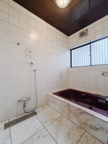 【中古戸建】深谷市上柴町東7丁目の浴室|■浴室｜デザイン性に優れた浴室♪1日の疲れを癒す、ゆったりとしたバスタイムをぜひお過ごしください(*＾＾*)大きな窓付きで嬉しい♪
