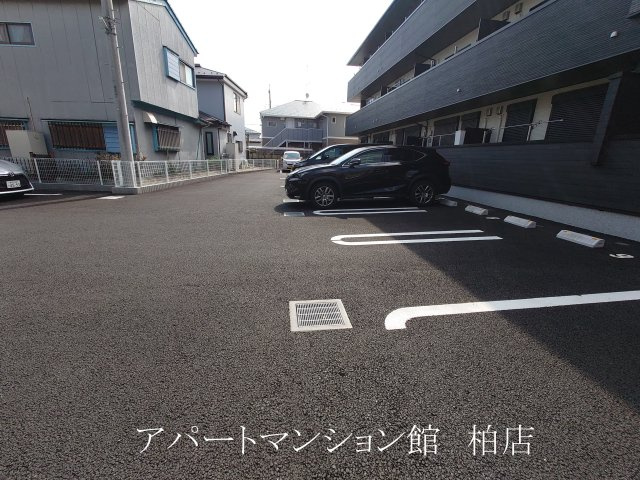 サードコートの駐車場