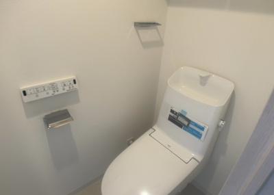 【トイレ】 | ライフレビュー本厚木フォートレス | トイレは大きさや形、機能、抗菌性などが異なる多種多彩なタイプが各メーカーから出ています。それぞれに良さがあるため、事前にどういったタイプのトイレがいいのかをご家庭内で決めて、内見に行くといいでしょう。