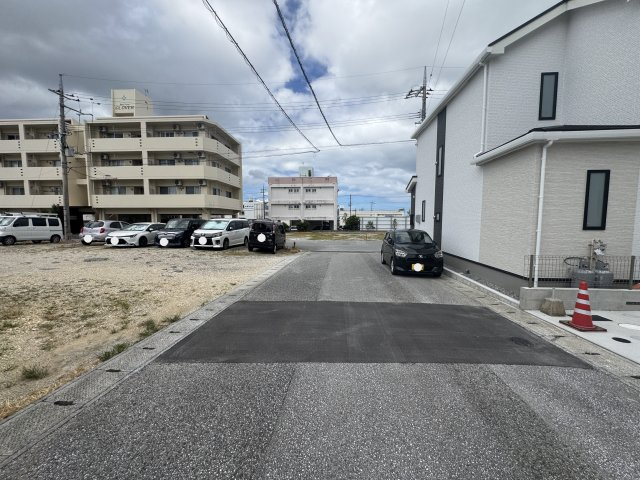 沖縄市東（全3棟）ラストC号棟の前面道路含む現地写真|※北西側公道6m♪
