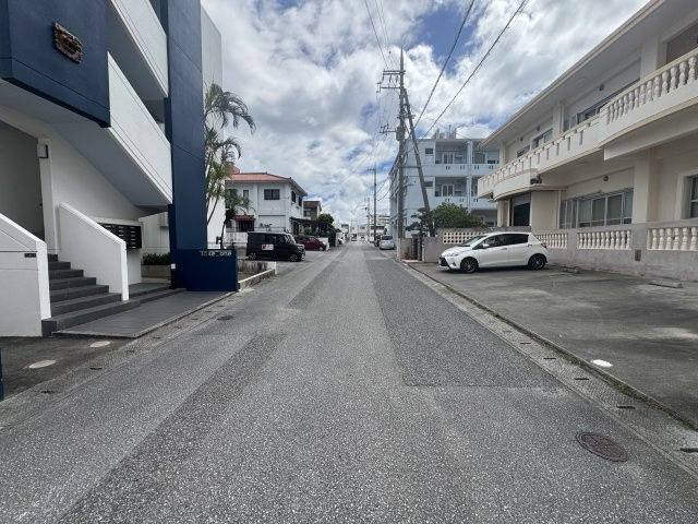 沖縄市東（全3棟）ラストC号棟の前面道路含む現地写真|※北西側公道6m♪