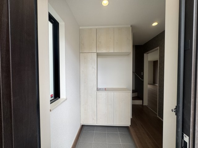 沖縄市東（全3棟）ラストC号棟の玄関|C号棟　十分な収納付き玄関♪