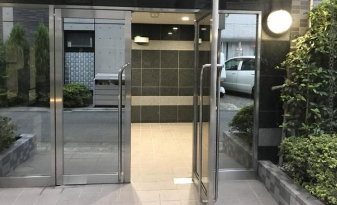 新宿区四谷４丁目の賃貸マンションのエントランス