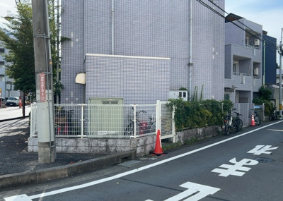 【中庭】 | 菱和パレス淵野辺 | 中庭（パティオ）とは、一つの建築物の内部に設けられた、壁などで囲われている庭のことを指します。コの字型、ロの字型が主流ですが、L字型の中庭もあります。最近では、インテリア性の高さからも人気があります。