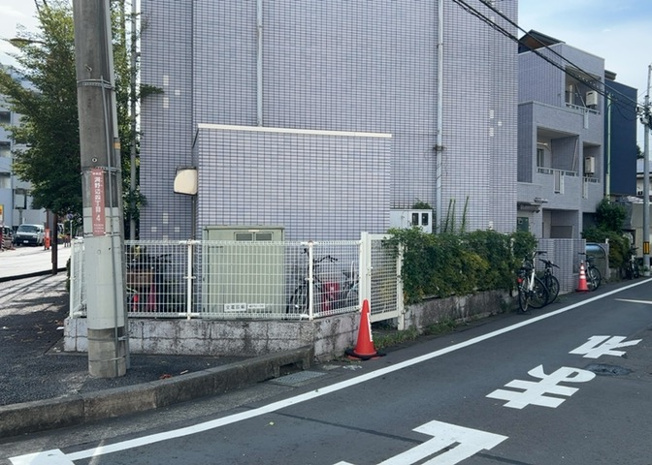 【中庭】 | 菱和パレス淵野辺 | 中庭（パティオ）とは、一つの建築物の内部に設けられた、壁などで囲われている庭のことを指します。コの字型、ロの字型が主流ですが、L字型の中庭もあります。最近では、インテリア性の高さからも人気があります。