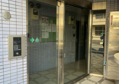 【エントランス】 | 菱和パレス淵野辺 | マンションのエントランスには、もともと風よけや防犯の役割がありますが、マンションによって宅配ボックスなどの設備が備わっている所もあります。日々の生活をイメージしながら生活しやすさをチェックしましょう。