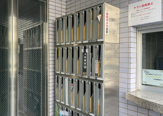 【設備】 | 菱和パレス淵野辺 | エントランス付近に設置されている集合ポストは、住んでいる部屋と離れているため、ポストをあさるなど誰かに何かされていても被害に気づきにくいです。入居する時には他人に特定されにくい番号で鍵をかけましょう！