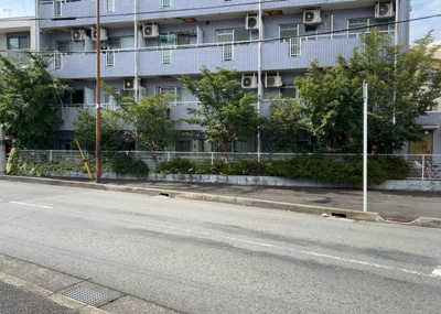 【外観】 | 菱和パレス淵野辺 | 隣家の土地はどうなっているのか、生活利便施設が近くにあるのか、学校まで近いかなど、お客様のライフスタイルにあわせたイメージが重要です。また、近くにあると困る施設が近くにないかも確認するといいでしょう。