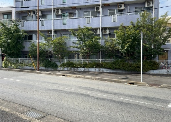 【外観】 | 菱和パレス淵野辺 | 隣家の土地はどうなっているのか、生活利便施設が近くにあるのか、学校まで近いかなど、お客様のライフスタイルにあわせたイメージが重要です。また、近くにあると困る施設が近くにないかも確認するといいでしょう。