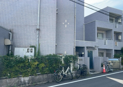 【現況写真】 | 菱和パレス淵野辺 | 道幅が広い場所は日当たりや風通が良好です。幅が広いのですれ違いも可能ですし大きな車でも駐車可能！一方で、大型車が通ることも多くなるため交通量の増加により騒音に繋がります。また土地の値段が高くなります。