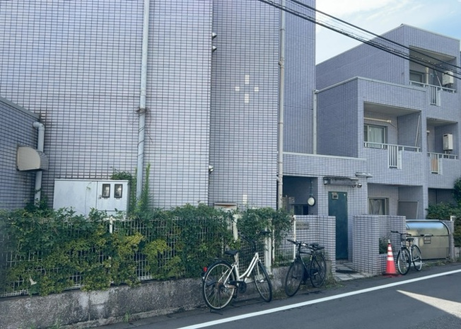 【現況写真】 | 菱和パレス淵野辺 | 道幅が広い場所は日当たりや風通が良好です。幅が広いのですれ違いも可能ですし大きな車でも駐車可能！一方で、大型車が通ることも多くなるため交通量の増加により騒音に繋がります。また土地の値段が高くなります。