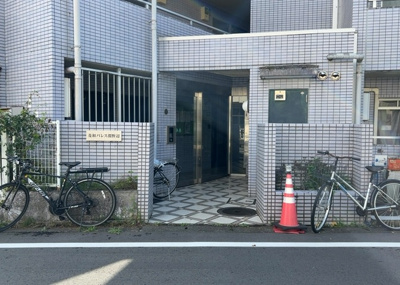 【玄関】 | 菱和パレス淵野辺 | 玄関は家の顔でもあり、家族以外の目にも止まる場所です。玄関は外との間を仕切る扉、靴などをしまっておく収納スペース、靴脱ぎのたたきスペース、来客とのやり取りをするドアホンなど複数のアイテムからなります。