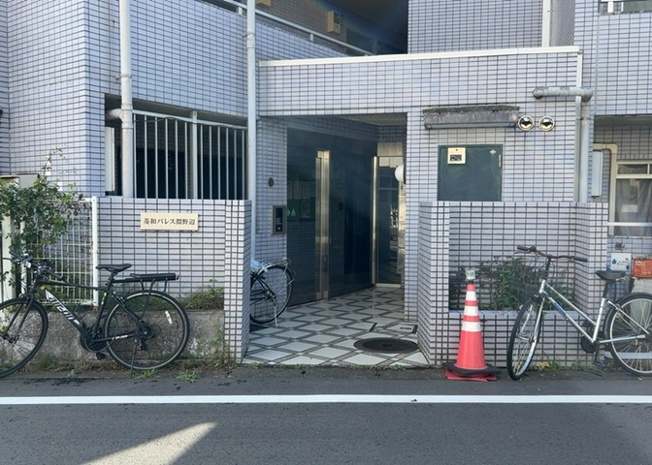 【玄関】 | 菱和パレス淵野辺 | 玄関は家の顔でもあり、家族以外の目にも止まる場所です。玄関は外との間を仕切る扉、靴などをしまっておく収納スペース、靴脱ぎのたたきスペース、来客とのやり取りをするドアホンなど複数のアイテムからなります。
