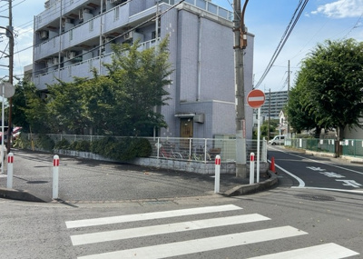 【外観】 | 菱和パレス淵野辺 | 外観はマンション管理がされているかの目安になります。築年数が古いと、壁面は劣化してひび割れが生じることも！建物が古びていても細かいところが修繕されていると、きちんと管理されているなぁと感じるでしょう。