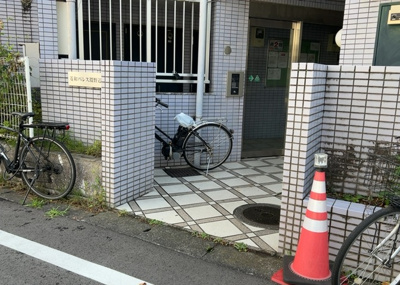【駐車場】 | 菱和パレス淵野辺 | 車一台あたりに必要なスペースは、標準サイズの普通自動車で横幅2m50cm、長さ5mは必要になります。ただし、乗降のことも考慮して横幅3m30cm、長さ5m50cmほどは確保できるところを選びましょう。