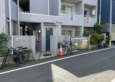 【駐車場】 | 菱和パレス淵野辺 | 駐車場と明記されていても、最小スペースでつくられた駐車場だと大型車は駐車できなかったり、出入りしにくくなったりする可能性があります。お車のサイズと購入したい物件の駐車場のサイズを現地で確認しましょう。