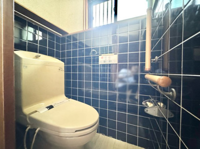 【トイレ】 | 宇治市木幡南山　中古戸建 | 【トイレ】一度、実際にご覧になってみませんか？暮らしやすい周辺環境も含め、スタッフがご案内いたします。お家探しの第一歩としてでも大丈夫です(^^)/お気軽にお問い合わせ下さいね♪