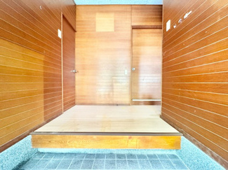 【玄関】 | 宇治市木幡南山　中古戸建 | 【玄関】シューズボックス等を設置しても、ゆとりのある玄関スペースを確保できます(^^)