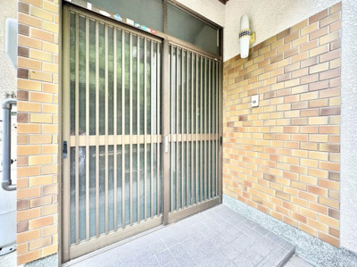 【玄関】 | 宇治市木幡南山　中古戸建 | 【玄関】〈こちらの物件〉に興味がある方はお気軽にお問い合わせ下さい！月々のお支払い希望額からお客様が購入可能な物件の価格をシミュレーション致します(*´▽｀*)