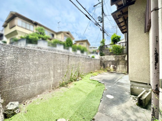 【庭】 | 宇治市木幡南山　中古戸建 | 【庭】塀に囲まれた庭は、お子様の遊び場やガーデニングだけではなく、洗濯物を干すスペースとしてもオススメです。
