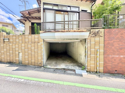 【駐車場】 | 宇治市木幡南山　中古戸建 | 【インナーガレージ】雨風から大切な愛車を守れるインナーガレージ！