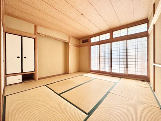 【和室】 | 宇治市木幡南山　中古戸建 | 【和室8.0帖】大きな窓で明るく開放的♪ 家族でくつろげる和室です！