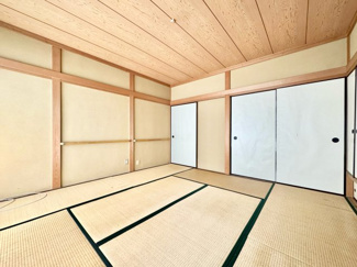 【和室】 | 宇治市木幡南山　中古戸建 | 【和室8.0帖】収納スペースが2ヶ所あり、来客用の座布団や布団なども収納できます！