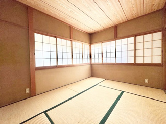 【和室】 | 宇治市木幡南山　中古戸建 | 【西側和室6.0帖】北西側に窓が広く設けられており、暖かい日差しが差し込む居室です。
窓は出窓になっており、お気に入りの物を置いてオリジナル空間を演出できます(^^♪