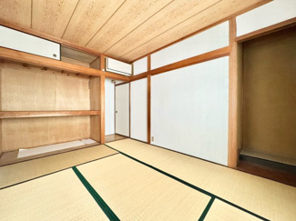 【和室】 | 宇治市木幡南山　中古戸建 | 【東側和室6.0帖】2階和室には全ての押入の上に天袋があり、オフシーズンの衣類や小物なども収納できます。