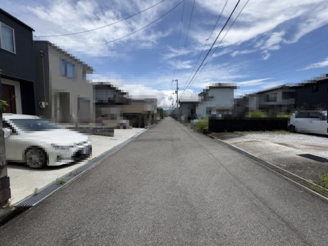 「築浅の太陽光発電6kw搭載済」香南市野市町みどり野　中古一戸建ての前面道路含む現地写真|前面道路広くて車の出し入れのストレスがありません