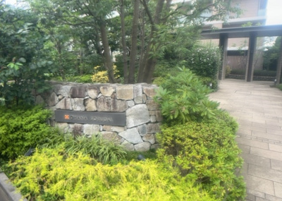 【中庭】 | オハナ相武台 | 中庭（パティオ）とは、一つの建築物の内部に設けられた、壁などで囲われている庭のことを指します。コの字型、ロの字型が主流ですが、L字型の中庭もあります。最近では、インテリア性の高さからも人気があります。
