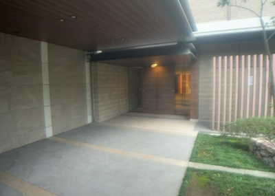 【エントランス】 | オハナ相武台 | マンションのエントランスには、もともと風よけや防犯の役割がありますが、マンションによって宅配ボックスなどの設備が備わっている所もあります。日々の生活をイメージしながら生活しやすさをチェックしましょう。