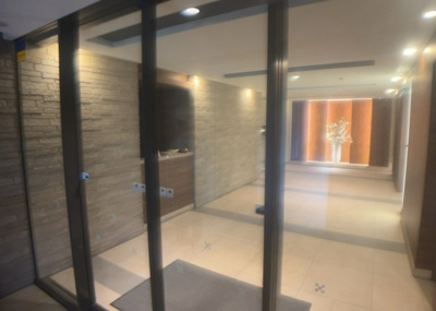 【受付】 | オハナ相武台 | 受付はマンションコンシェルジュがいる場合もあれば、管理人が滞在する小部屋を総称して呼ぶことがあります。主にエントランスに設置されていることから、防犯面でも期待ができます。防犯設備がない場合はより安心！