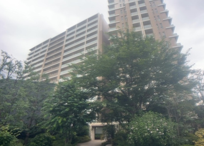 【外観】 | オハナ相武台 | 外観はマンション管理がされているかの目安になります。築年数が古いと、壁面は劣化してひび割れが生じることも！建物が古びていても細かいところが修繕されていると、きちんと管理されているなぁと感じるでしょう。