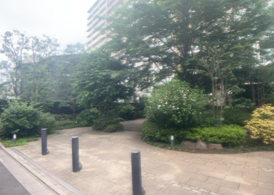 【駐車場】 | オハナ相武台 | 車一台あたりに必要なスペースは、標準サイズの普通自動車で横幅2m50cm、長さ5mは必要になります。ただし、乗降のことも考慮して横幅3m30cm、長さ5m50cmほどは確保できるところを選びましょう。