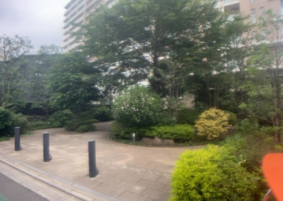 【駐車場】 | オハナ相武台 | 駐車場と明記されていても、最小スペースでつくられた駐車場だと大型車は駐車できなかったり、出入りしにくくなったりする可能性があります。お車のサイズと購入したい物件の駐車場のサイズを現地で確認しましょう。