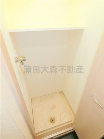 グリフィン南蒲田アクトシティの設備|棚付きの室内洗濯機置場