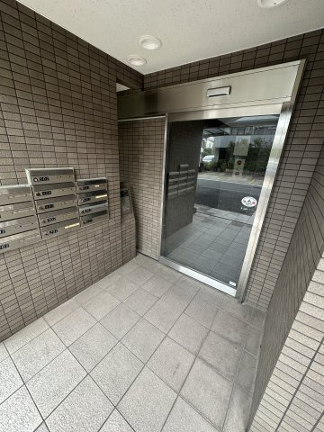 ケイ・ティビルのエントランス