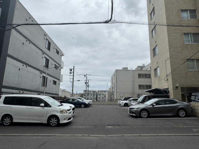 敷地内駐車場は、毎日の通勤やお出かけもスムーズで、快適なカーライフをサポートします。（空要確認）