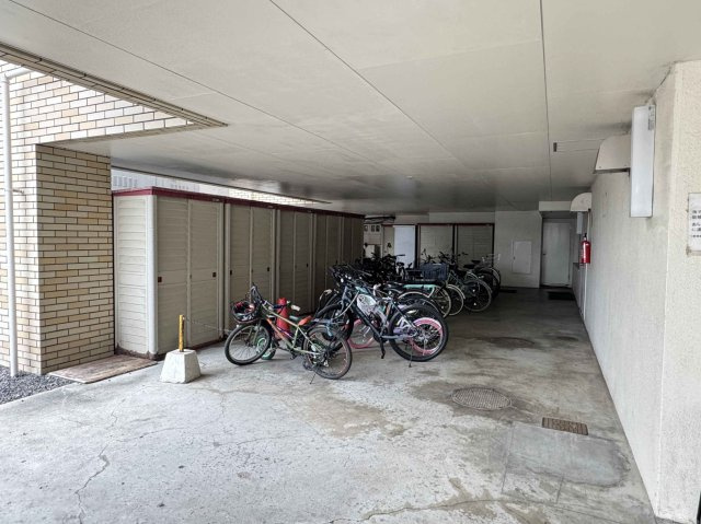 屋内のトランクルームを備え、季節用品やアウトドア用品などの収納に便利。住空間をすっきり保ちます。