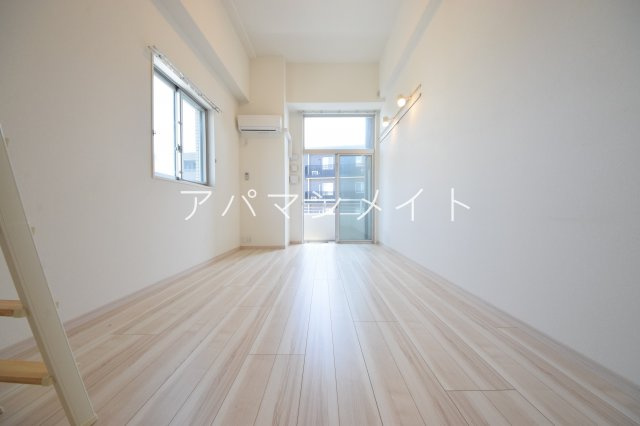 【居間・リビング】 | 天井が高ーいお部屋です