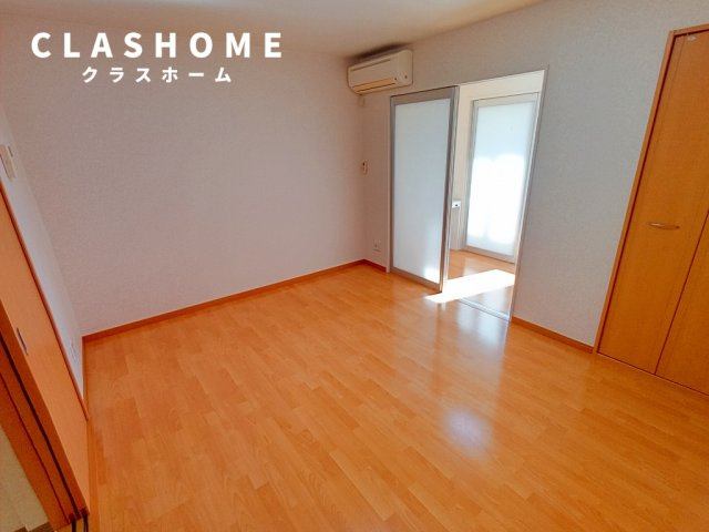 ステラカーサの居間・リビング|同物件の別部屋になります。