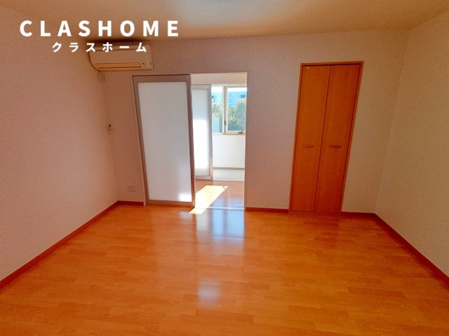 ステラカーサの居間・リビング|同物件の別部屋になります。