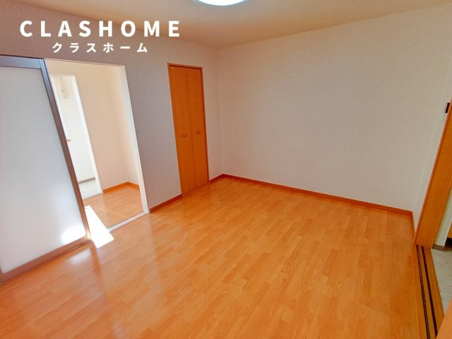 ステラカーサの居間・リビング|同物件の別部屋になります。