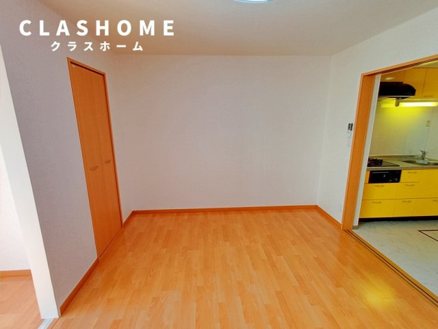 ステラカーサの居間・リビング|同物件の別部屋になります。