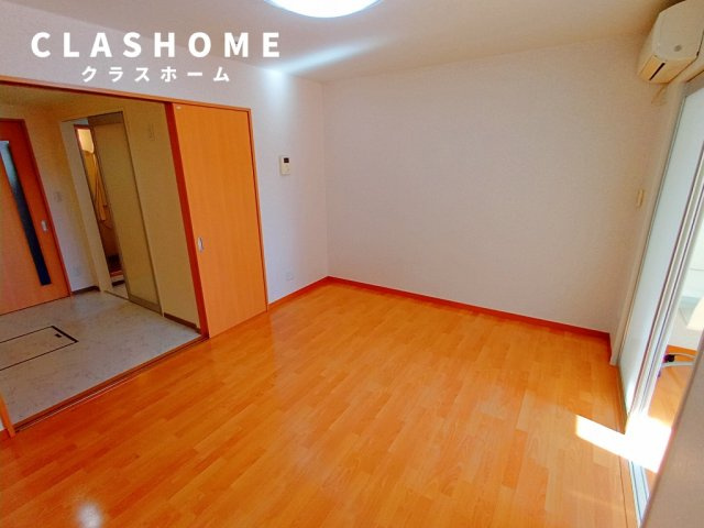ステラカーサの居間・リビング|同物件の別部屋になります。