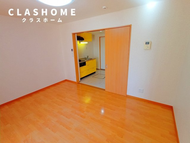 ステラカーサの居間・リビング|同物件の別部屋になります。